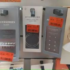 Dlaczego biżuteria z Rossmanna czernieje i jak zadbać o jej trwałość