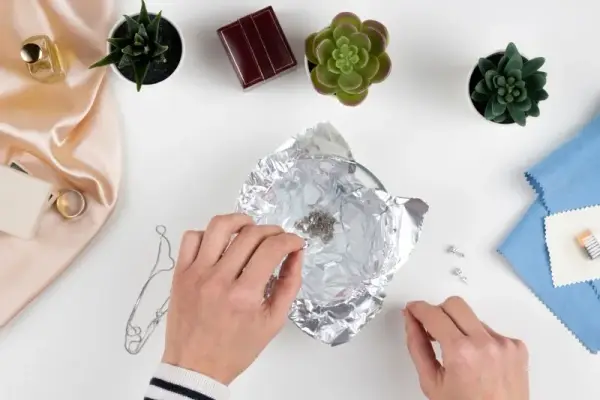 Jak wyczyścić srebrną biżuterię folią aluminiową i przywrócić jej blask