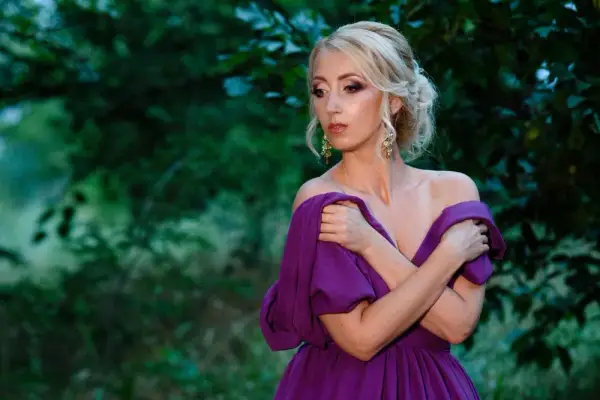 Jaka biżuteria do fioletowej sukienki? Inspiracje na każdą okazję