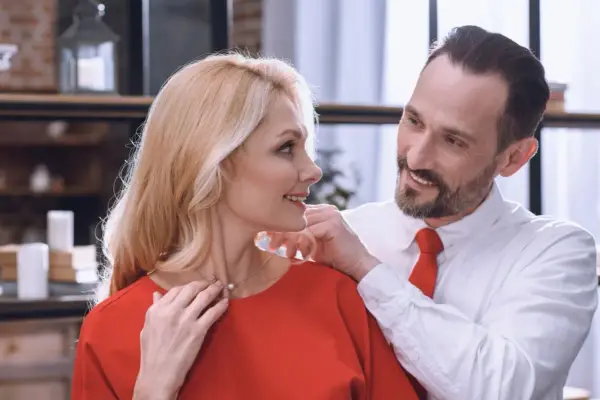 Kiedy mężczyzna daje kobiecie biżuterię? Okazje, znaczenie i zasady.